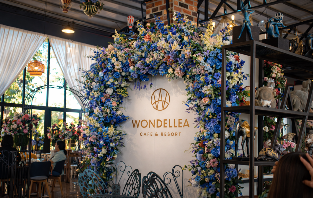 Dining with flower arch